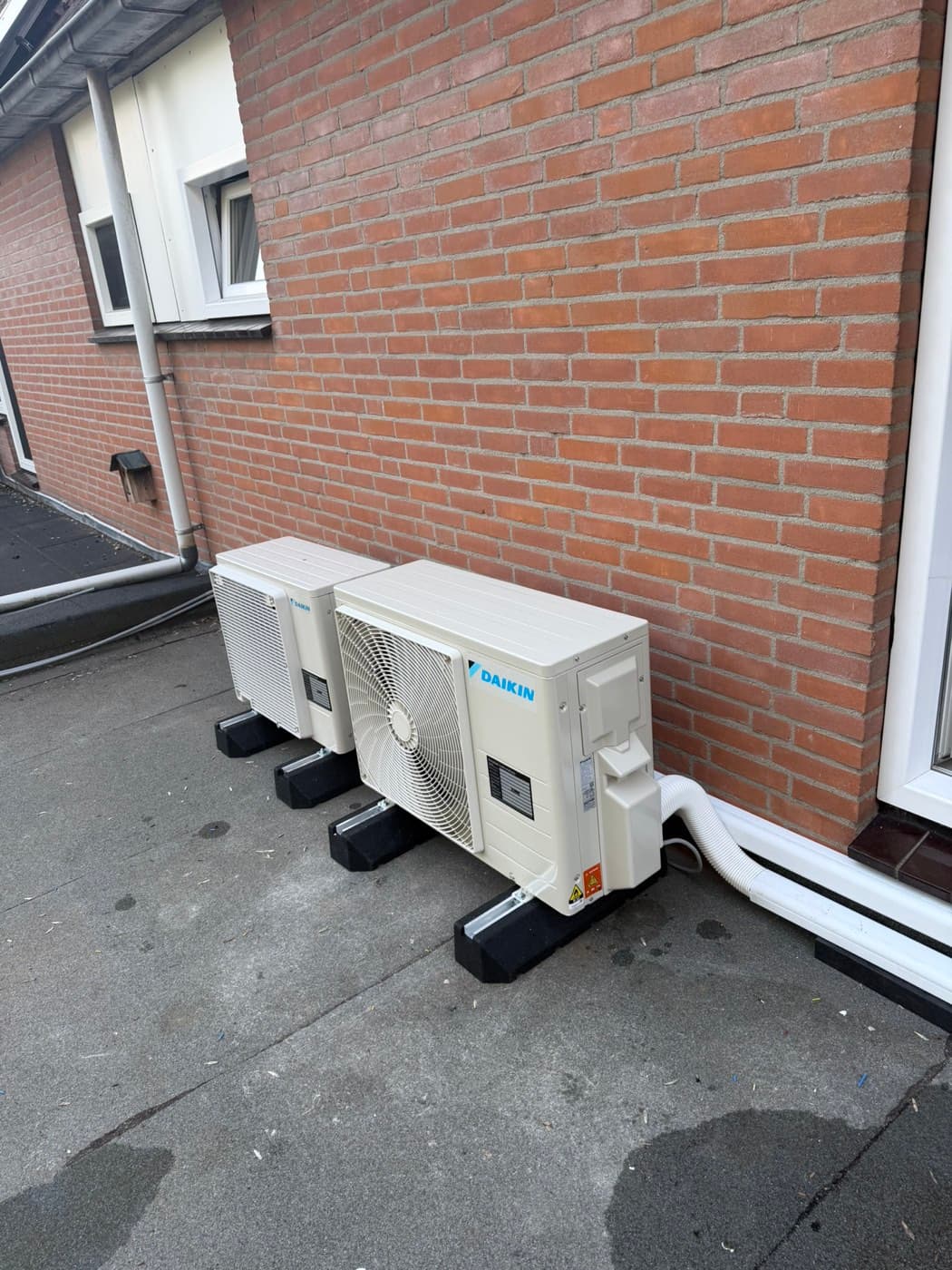 Twee Daikin-buitendelen op een rij langs de gevel met nette leidinggoten