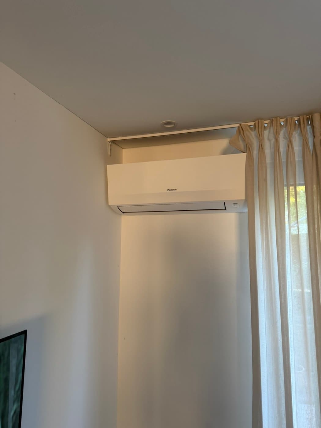 Daikin-wandunit geplaatst in een nis boven het raam
